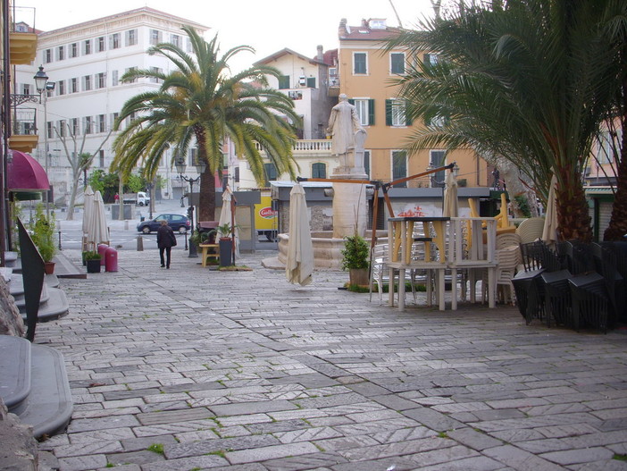Sanremo: dehor e parcheggi 'selvaggi' ma anche escrementi di piccione, monta la protesta in piazza Siro Carli Sanremo: dehor e parcheggi 'selvaggi' ma anche escrementi di piccione, monta la protesta in piazza Siro Carli
