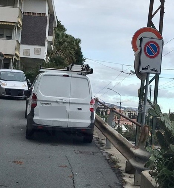 Sanremo: parcheggio selvaggio in via Privata al Sole, la protesta di una nostra lettrice (Foto)