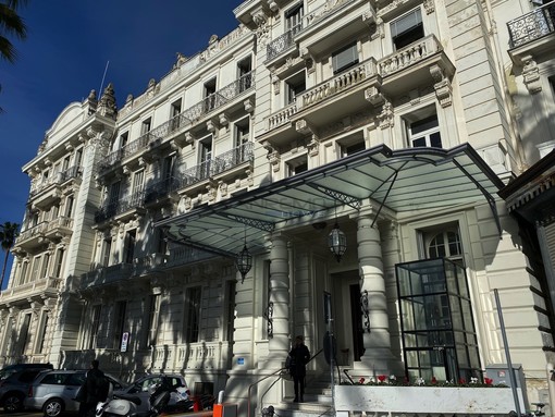 Festival di Sanremo: questa mattina fari puntati non sull'Ariston ma su palazzo Bellevue per l'arrivo delle buste Festival di Sanremo: questa mattina fari puntati non sull'Ariston ma su palazzo Bellevue per l'arrivo delle buste