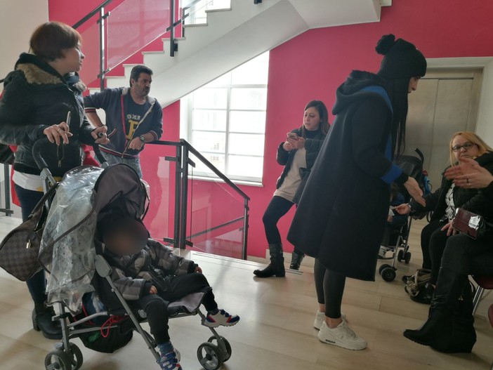 Ventimiglia: bambini rimangono bloccati alla fermata dello scuolabus, la protesta delle mamme Ventimiglia: bambini rimangono bloccati alla fermata dello scuolabus, la protesta delle mamme