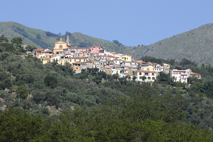 Il balun a Valloria, uno dei più bei borghi dell’imperiese ospita la notte bianca della pallapugno