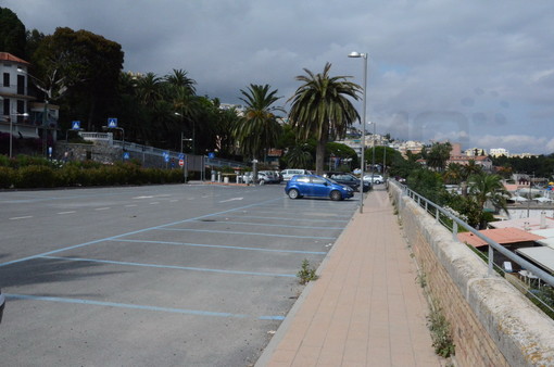 Sanremo: cumuli di sporcizia nel parcheggio di Pian di Poma, la protesta di un nostro lettore