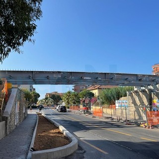Posato il nuovo ponte a San Bartolomeo al Mare: alle 0,35 il varo (Foto e Video)