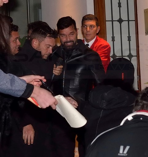 #Sanremo2017: delirio di fronte all'albergo per Ricky Martin ma grande attesa anche per Raul e Rocio (Foto)
