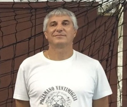 Nella foto Pippo Malatino, coach della Pallamano Ventimiglia