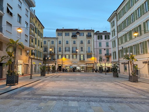 Sanremo: trenta fioriere con lo stemma della città ordinate per piazza Borea D'Olmo che migliora sempre più