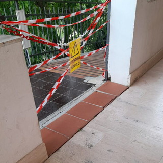Sanremo, pianerottolo degradato alla scuola di San Pietro: dopo un mese nessun intervento dal Comune (Foto)