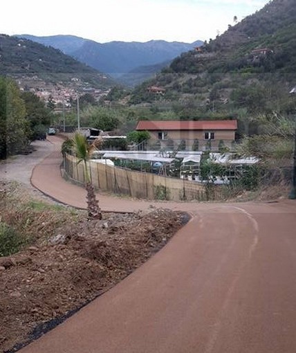 Dolceacqua: ecco la pista ciclabile in anteprima, il Sindaco "Asfalto a metà perchè costa il doppio!"