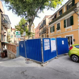 Residenti di Coldirodi contro i lavori in piazza: "Creano disagio e non continuano, ci sono punti molto più delicati" (Foto e video)
