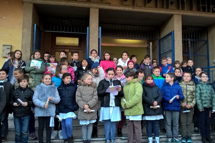 Ventimiglia: Giornata dei Diritti Umani, gli alunni di Nervia si sono trasformati in piccoli artisti Ventimiglia: Giornata dei Diritti Umani, gli alunni di Nervia si sono trasformati in piccoli artisti