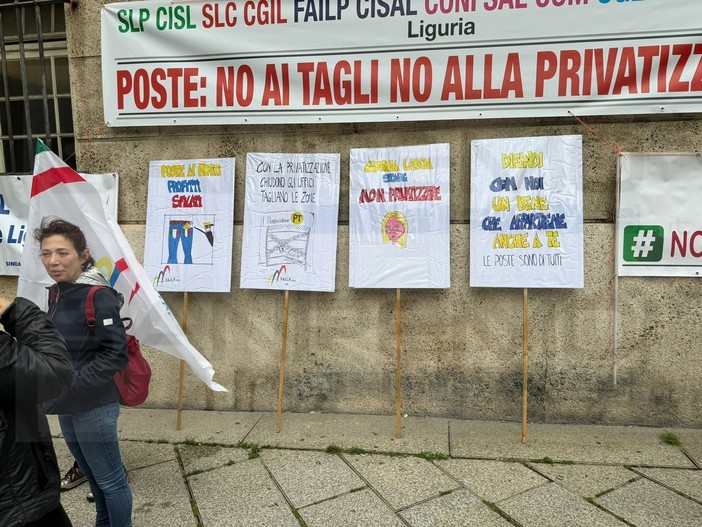Molti dipendenti imperiesi di Poste Italiane al presidio di Genova per dire no alla privatizzazione Molti dipendenti imperiesi di Poste Italiane al presidio di Genova per dire no alla privatizzazione