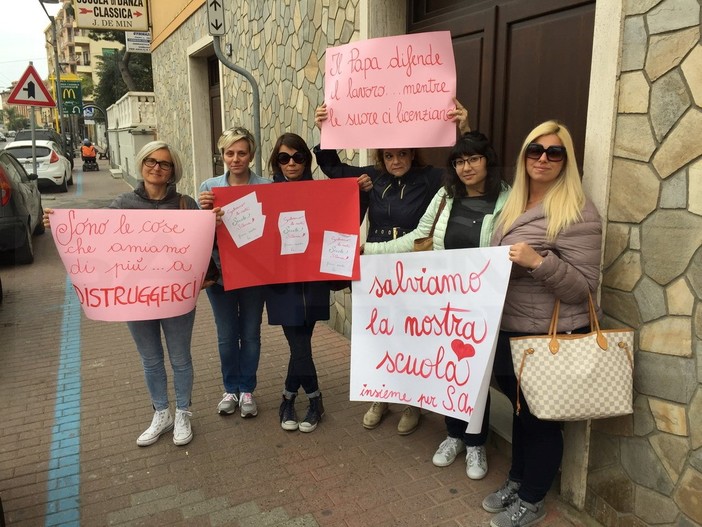 Vallecrosia: mamme e docenti non vogliono rinunciare alla protesta 'silenziosa' per non far chiudere il Sant'Anna (Foto) Vallecrosia: mamme e docenti non vogliono rinunciare alla protesta 'silenziosa' per non far chiudere il Sant'Anna (Foto)