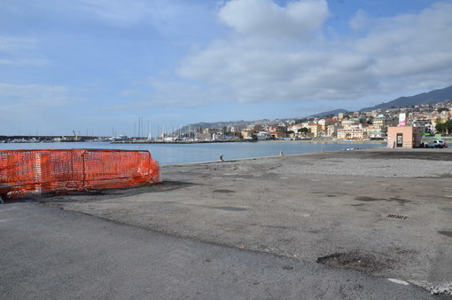 Sanremo: liberato il piazzale di Portosole da ciò che rimaneva del relitto dell'Irbis bruciato nel 2012