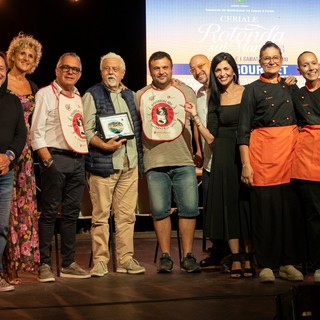 Il Bagna Cauda Day conquista il Palco Gourmet di Ceriale, curato da Renata Cantamessa