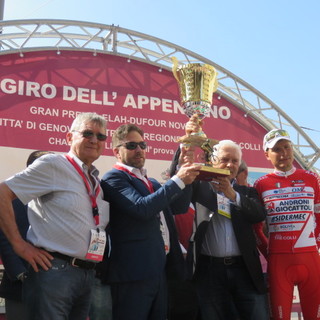 Al Giro dell’Appennino, Piana consegna il trofeo ‘Assemblea legislativa della Liguria’