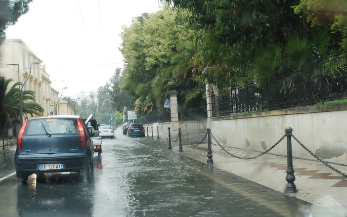 Maltempo in arrivo: scuole chiuse a Bordighera, Riva, San Lorenzo al mare e Sanremo, dove sarà chiuso il mercato ambulante