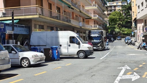 Sanremo: parcheggio delle auto 'selvaggio' al Polo Nord e un furgone che occupa metà carreggiata (Foto)