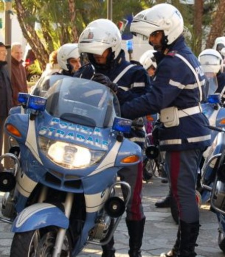 Ventimiglia: fugge all'alt della Polizia Stradale e lascia sull'asfalto 200 kg di hashish Ventimiglia: fugge all'alt della Polizia Stradale e lascia sull'asfalto 200 kg di hashish