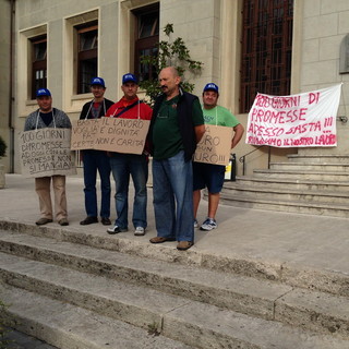 100 giorni senza lavoro: manifestazione dei dipendenti della cooperativa Ottagono davanti al Comune di Imperia