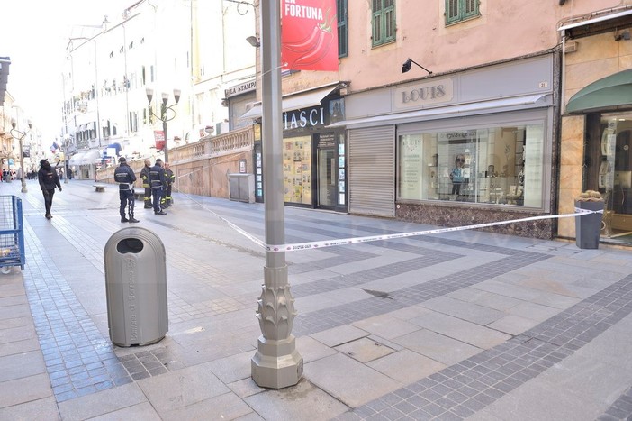 Sanremo: persiana pericolante in via Matteotti, intervento della Polizia Municipale e dei Vigili del Fuoco