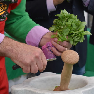 Ad ‘Aromatica’ di Diano Marina, il basilico protagonista del Campionato Mondiale di Pesto al Mortaio