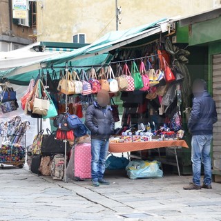 Sanremo: controlli della Polizia Municipale in piazza Eroi, stamattina nessuna moto parcheggiata Sanremo: controlli della Polizia Municipale in piazza Eroi, stamattina nessuna moto parcheggiata