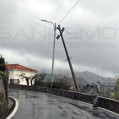 Maltempo a Sanremo: si piega un palo della luce e viene chiusa via Duca d’Aosta, strada di collegamento con Poggio (Foto) Maltempo a Sanremo: si piega un palo della luce e viene chiusa via Duca d’Aosta, strada di collegamento con Poggio (Foto)