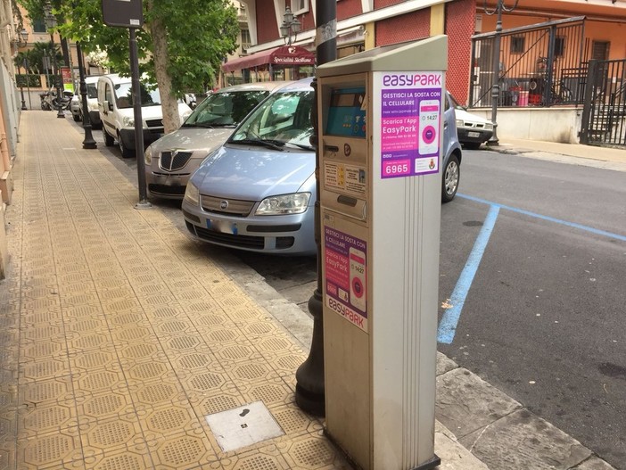 Ora anche a Sanremo si può pagare la sosta con lo smartphone, inizia la rivoluzione delle “strisce blu” (Foto) Ora anche a Sanremo si può pagare la sosta con lo smartphone, inizia la rivoluzione delle “strisce blu” (Foto)