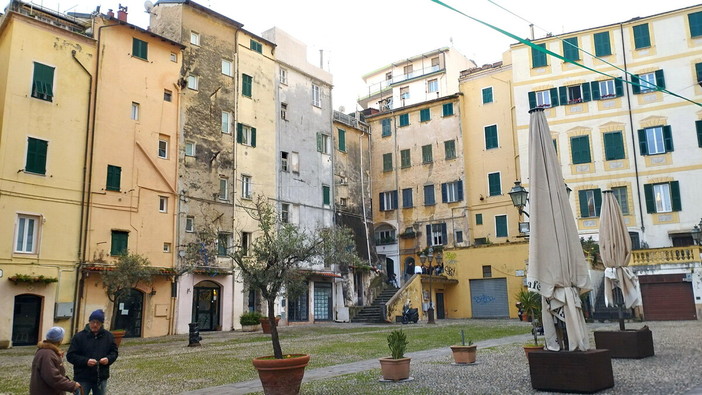 Sanremo: facciate da restaurare, l’appello di una nostra lettrice per ridare splendore a piazza San Siro