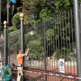 Sanremo: iniziata la verniciatura dei cancelli di Villa Ormond, proseguirà anche nei prossimi giorni Sanremo: iniziata la verniciatura dei cancelli di Villa Ormond, proseguirà anche nei prossimi giorni