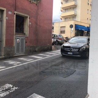 Sanremo: passaggio pedonale pericoloso in via Zeffiro Massa, lettrice chiede aiuto al Comune (Foto)