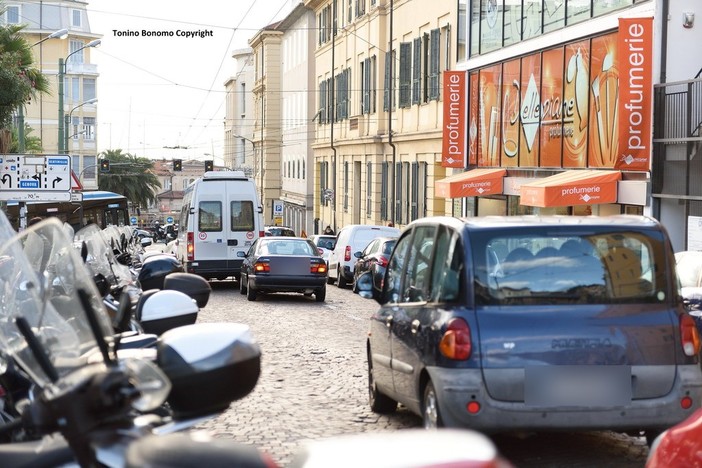 Sanremo: parcheggio selvaggio davanti alla scuola di via Asquasciati, nuove proteste degli automobilisti Sanremo: parcheggio selvaggio davanti alla scuola di via Asquasciati, nuove proteste degli automobilisti
