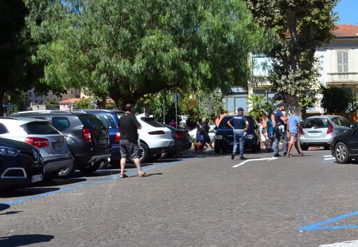 Ventimiglia: parcheggiatore abusivo in piazza della Libertà, ennesimo intervento della Polizia (Foto)