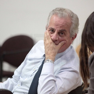 Reggio Calabria: un veloce e semplice 'ciao' tra l'ex Ministro Claudio Scajola e Chiara Rizzo Reggio Calabria: un veloce e semplice 'ciao' tra l'ex Ministro Claudio Scajola e Chiara Rizzo