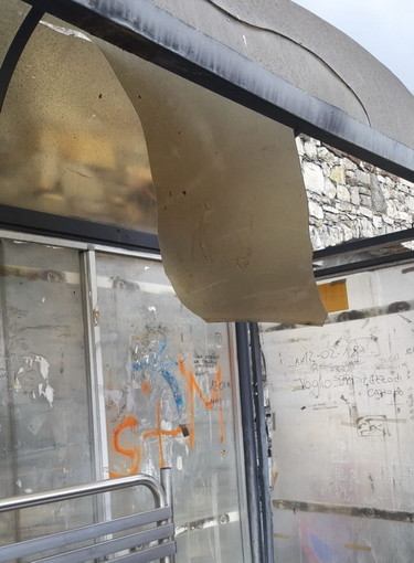 Imperia: pensilina per l'attesa dei bus danneggiata nella zona di Caramagna, vandali o usura? (Foto)