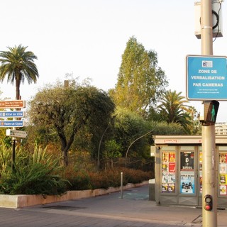 Una zona di controllo in piazza Massena a Nizza