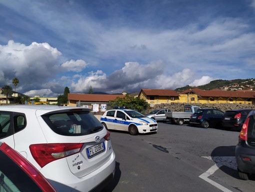 Imperia: mamma scende dall'auto e il mezzo si chiude con le chiavi e la figlia dentro, intervento dei Vigili del Fuoco Imperia: mamma scende dall'auto e il mezzo si chiude con le chiavi e la figlia dentro, intervento dei Vigili del Fuoco