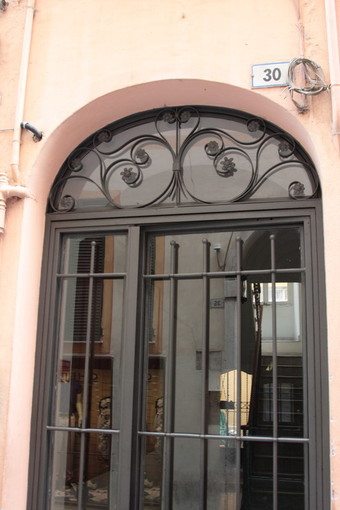 Sanremo: 'movida' e portone divelto in via Gaudio, intervento di una nostra lettrice Sanremo: 'movida' e portone divelto in via Gaudio, intervento di una nostra lettrice