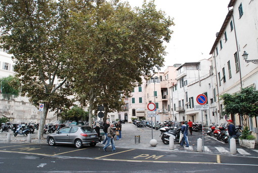 Sanremo: palpeggia due donne in piazza Muccioli, scatta l'allarme e viene fermato e denunciato