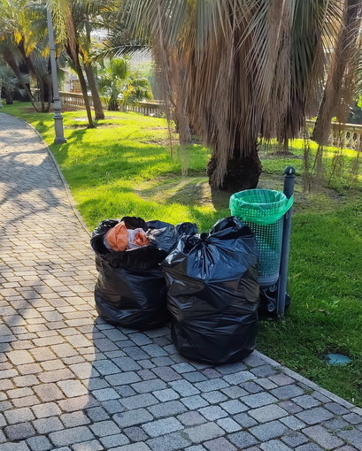 Sanremo: feste al parco di Villa del Sole, strada Peiranze bloccata e immondizia abbandonata