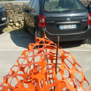 Sanremo: tondini per armatura nel parcheggio, la segnalazione di un lettore