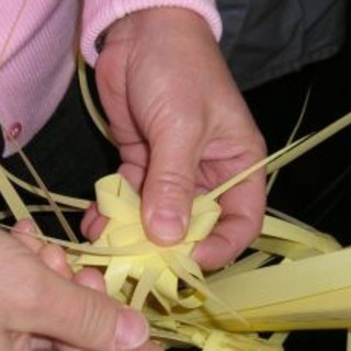 La ‘Cumpagnia d’a Parmura’ organizza il tradizionale corso s’intreccio del “Parmurelu De.Co.” tradizionale di Bordighera La ‘Cumpagnia d’a Parmura’ organizza il tradizionale corso s’intreccio del “Parmurelu De.Co.” tradizionale di Bordighera