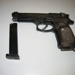 Vallecrosia: in giro nel borgo armato di pistola, intervengono i carabinieri e si scopre che era un giocattolo