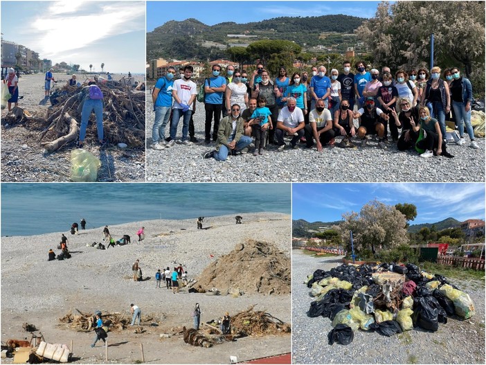 I volontari al lavoro sulle spiagge