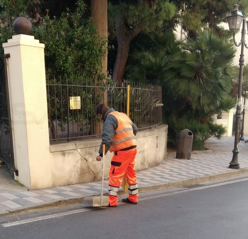 Sanremo: pulizia di largo Nuvoloni, i ringraziamenti di un lettore ad un operatore ecologico (Foto)