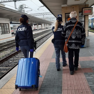 Controlli della Polizia Ferroviaria nelle stazioni e sui treni durante le festività: due arresti e 23 denunce