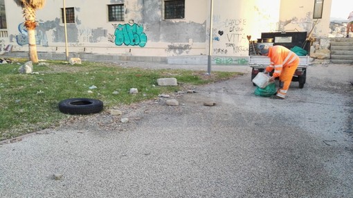 Sanremo: degrado e sporcizia ieri in Pian di Nave, questa mattina scattata la pulizia di Amaie Energia (Foto)