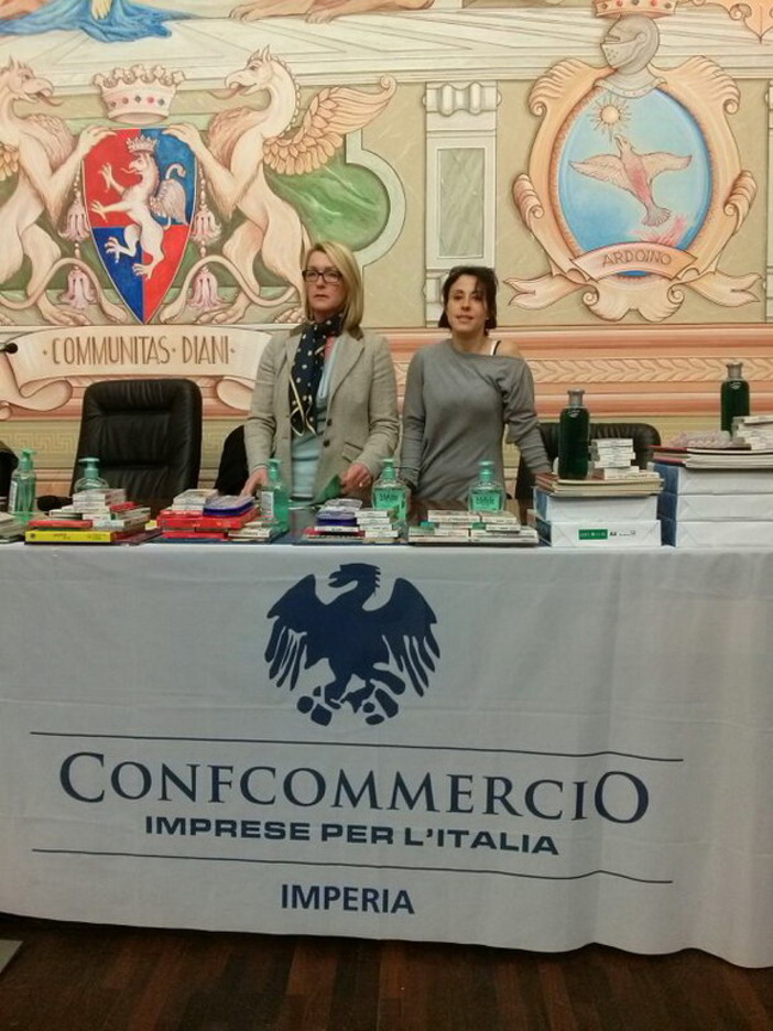 Diano Marina: oggi pomeriggio la premiazione delle scuole per la decorazione degli alberi di Natale