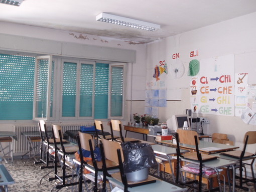Furto durante la lezione, insegnante delle elementari rapinata a scuola a Ventimiglia “Inaccettabile, qua in pericolo anche i bambini”