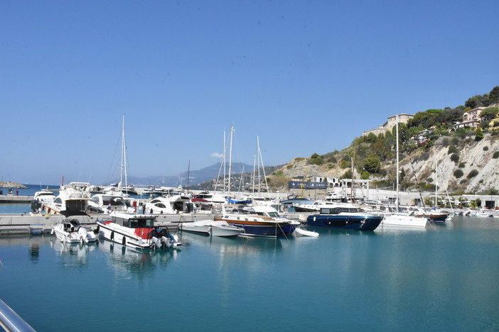 Ventimiglia, 24enne sale a bordo di un yacht di lusso a Cala de Forte e prende a pugni e morsi 7 agenti: condannato Ventimiglia, 24enne sale a bordo di un yacht di lusso a Cala de Forte e prende a pugni e morsi 7 agenti: condannato
